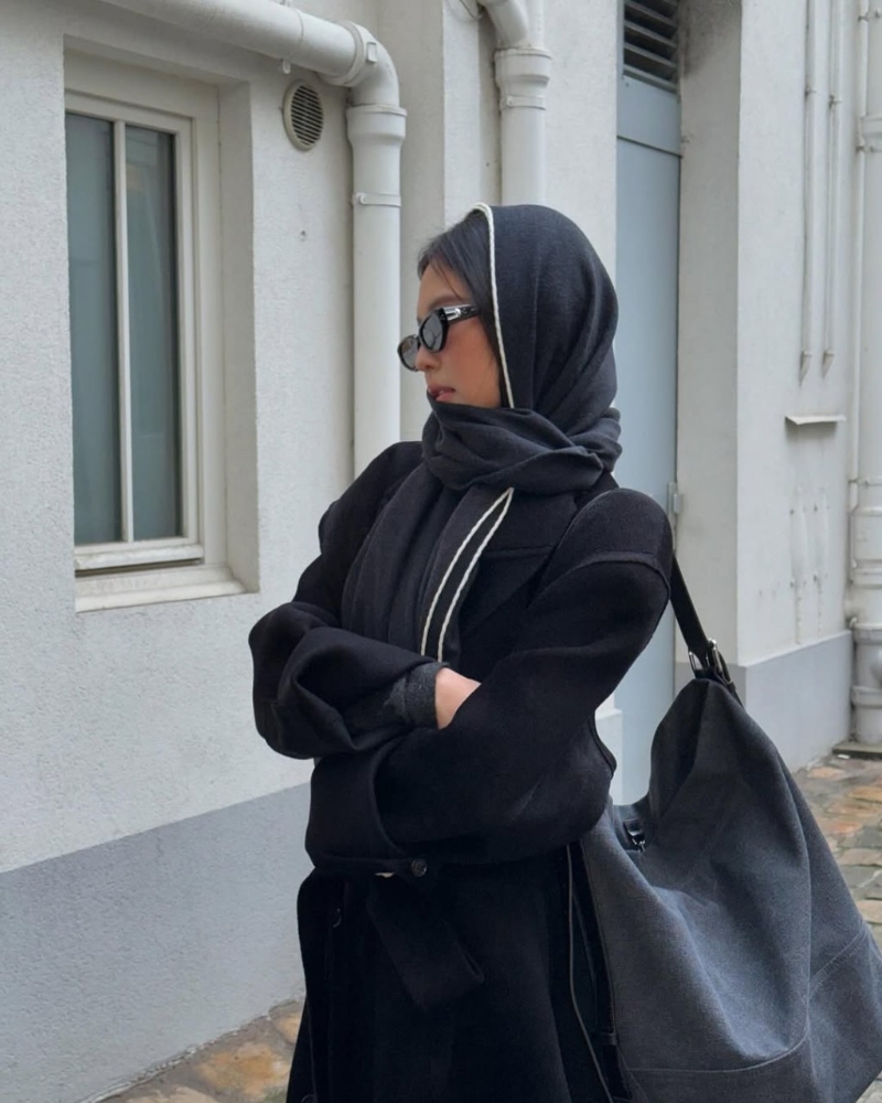 BLACKPINK Jennie以大型号深灰色水桶袋,配搭黑色大衣,营造深浅色视效。(图片来源:IG@jennierubyjane) BLACKPINK Jennie以大型号深灰色水桶袋,配搭黑色大衣,营造深浅色视效。(图片来源:IG@jennierubyjane)