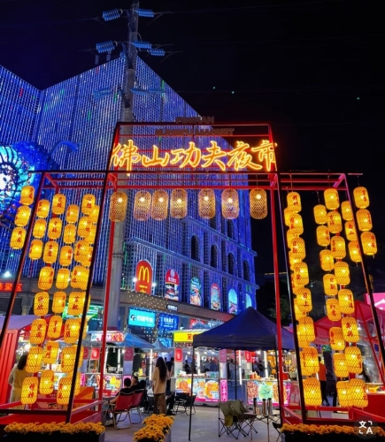 9. 功夫夜市 第一期有100个摊位,凌晨4时打烊,简直是不夜城。(图片来源:老派美少女@小红书) 9. 功夫夜市 第一期有100个摊位,凌晨4时打烊,简直是不夜城。(图片来源:老派美少女@小红书)