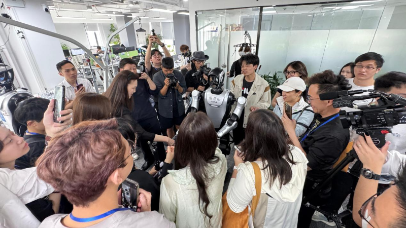 “同心筑梦·共谋发展”粤港澳媒体湾区行第三场联合采访媒体团来到了乐聚（深圳）机器人技术有限公司，近距离接触人形机器人