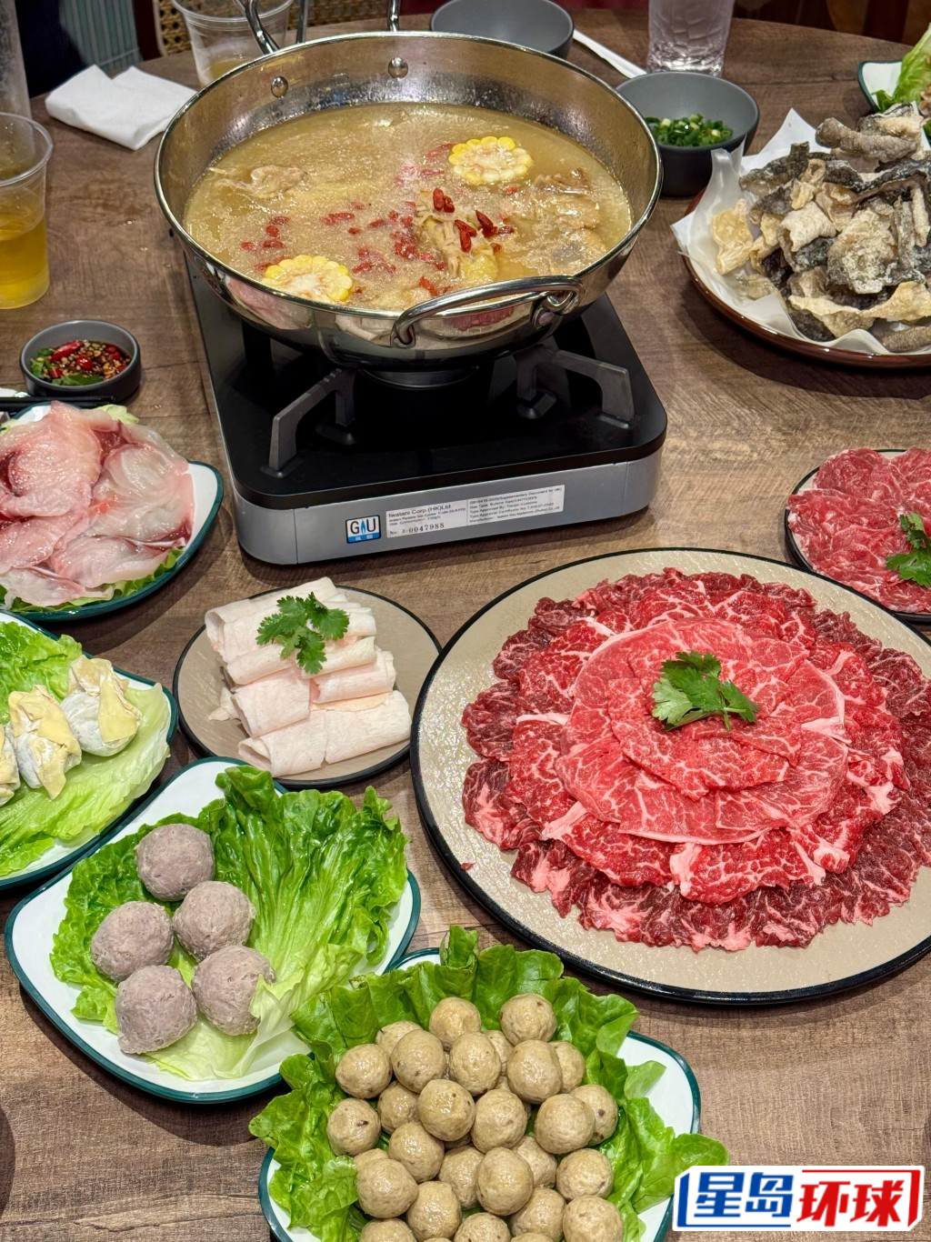 餐厅供应一系列高质牛肉及火锅食材，各种刁钻牛肉部位都食到！