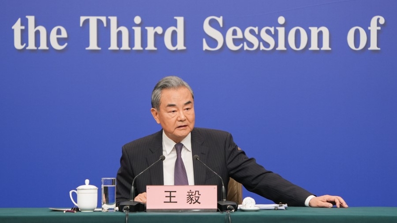 外交部长王毅昨日下午抵港，出席今日上午举行的《关于建立国际调解院的公约》签署仪式。新华社图片