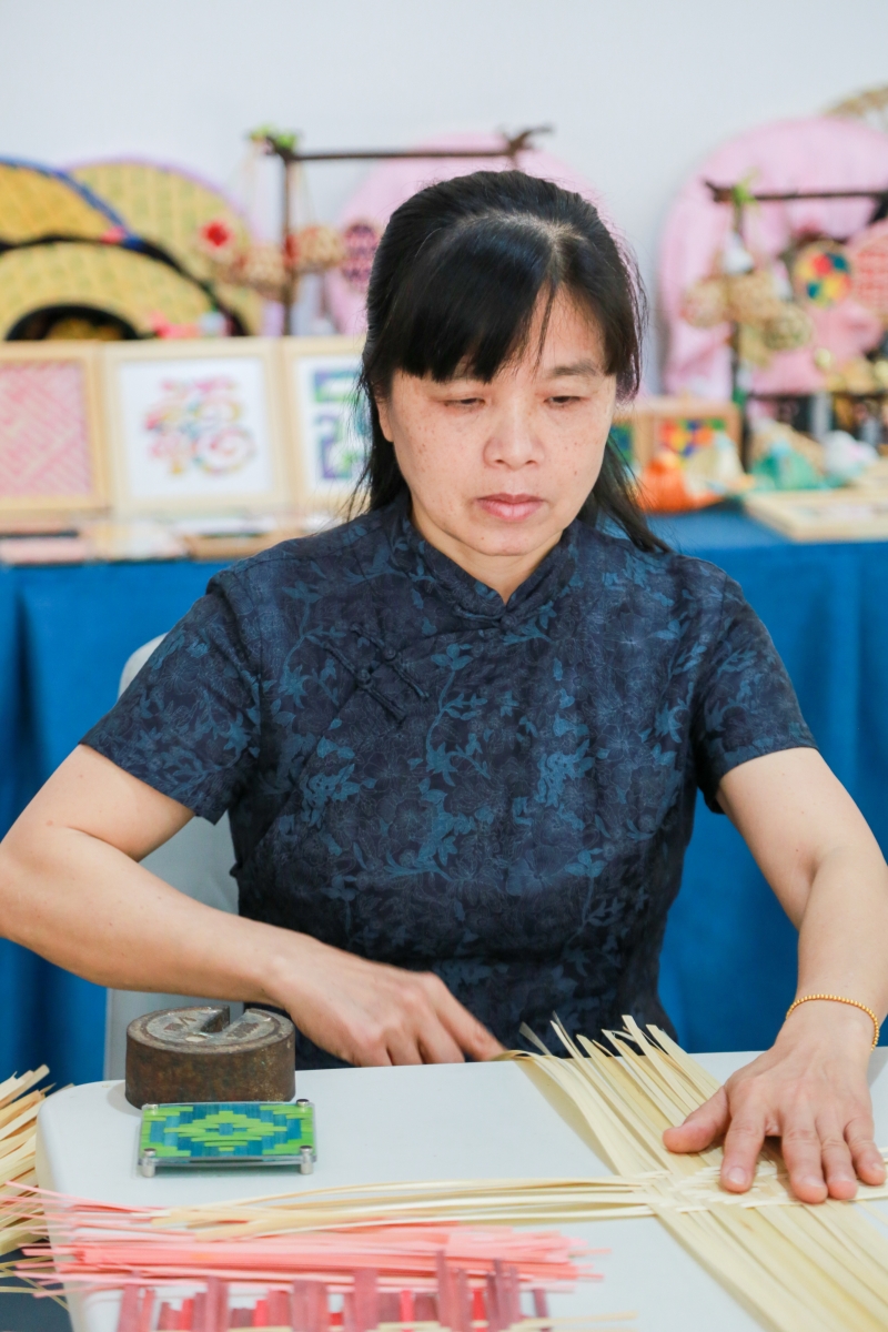 陈瑾瑜正在织笪。