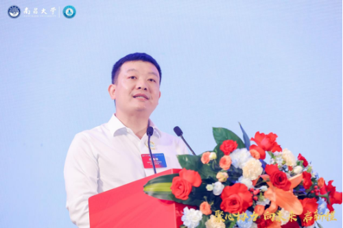 遨游通讯创始人、南昌大学深圳校友会执行会长印海林致辞。