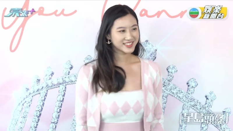 翻版朱千雪名叫Phoebe甘咏宁，现年26岁任职社工。