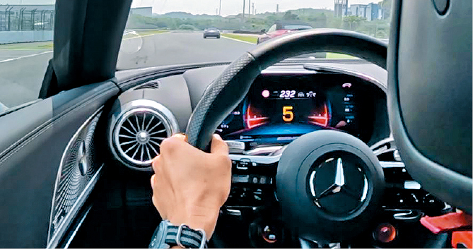 GT63 S E-Perfromance版在直路很轻易跑上232km每小时。