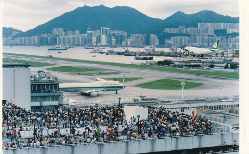 启德机场关闭前瞭望台一带挤拥情景、远望启德机场跑道。 启德机场关闭前瞭望台一带挤拥情景、远望启德机场跑道。