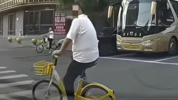 19岁男开车多次撞击单车男，叫嚣：没人治你，00后治你