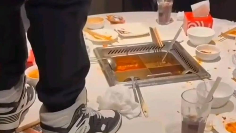 两酒醉少年向上海分店火锅小便