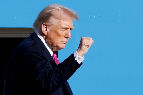 美国特朗普政府近几周免除数十类商品的对等关税，并且预告在与各国达成贸易协议时，进一步免除数百类商品关税。