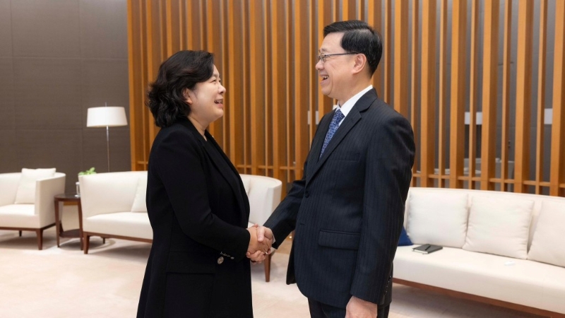 李家超与外交部副部长华春莹会面