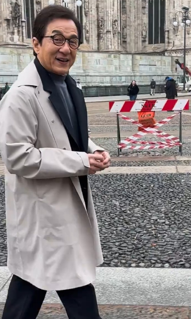 成龙近日现身意大利米兰出席李宁品牌时装周。 成龙近日现身意大利米兰出席李宁品牌时装周。